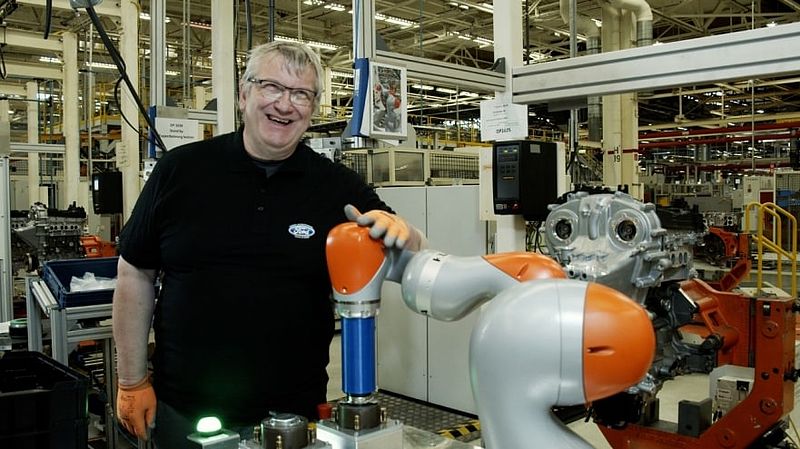 Kollaborativer Roboter namens Robbie hilft gesundheitlich eingeschränktem Ford-Mitarbeiter bei der Montagearbeit