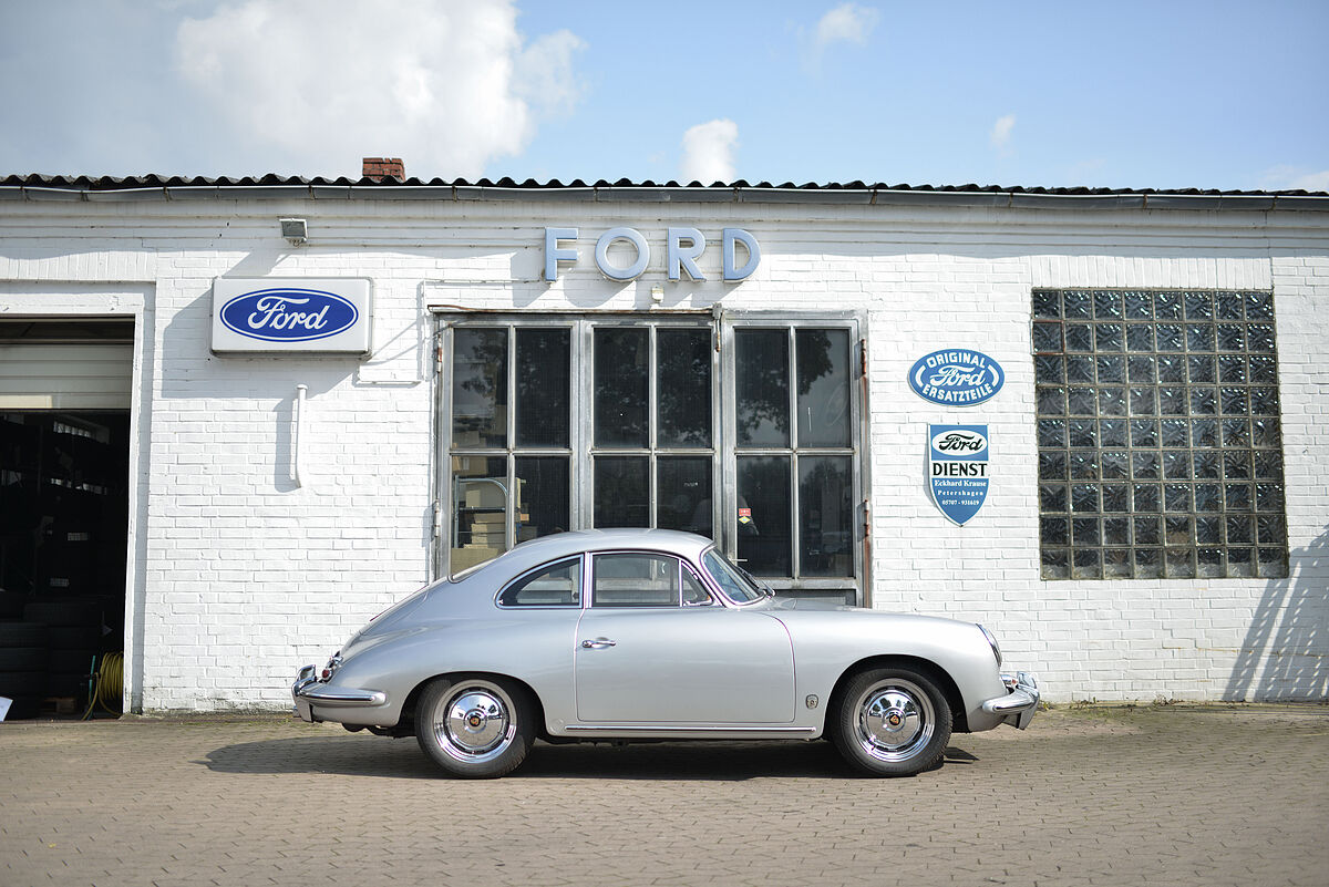 Blick von Empore in Oldtimerhalle... error_file_does_not_exist