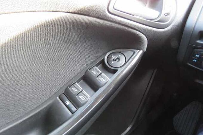 Ford Focus Turnier Titanium Navi AHK 85TKM