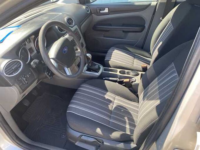 Ford Focus 1.6i Turnier AHK