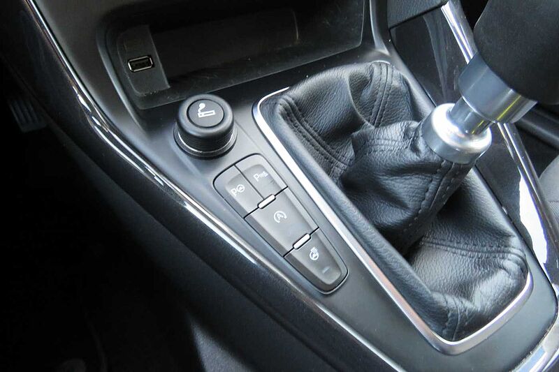 Ford Focus Turnier Titanium Navi AHK 85TKM