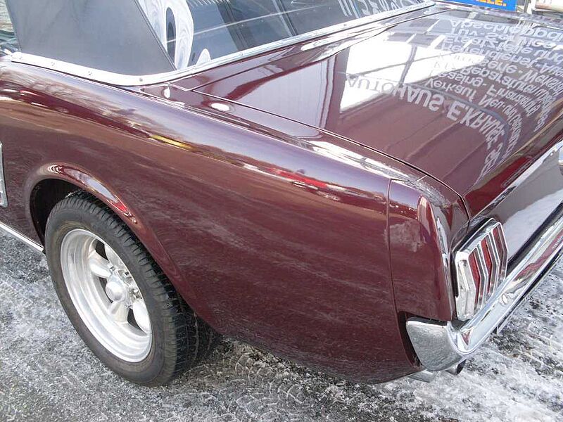 Ford Verkauft : Mustang V8 Cabrio 1965 / elektr. Dach, Ponyinterieur