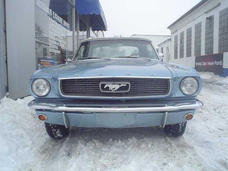Ford Verkauft : Mustang Cabrio V8 1966 elektr. Verdeck, 4-fach Vergaser