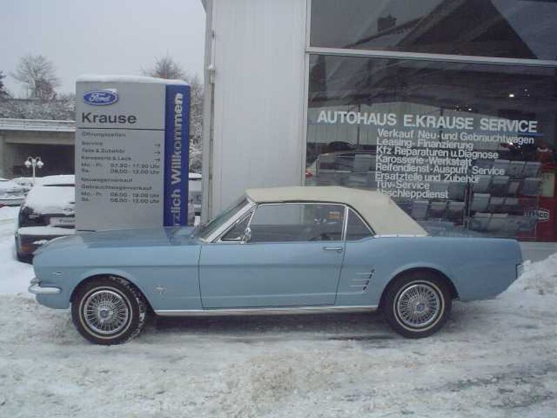 Ford Verkauft : Mustang Cabrio V8 1966 elektr. Verdeck, 4-fach Vergaser