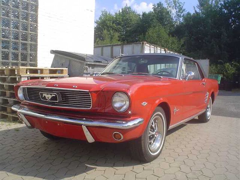 Ford Verkauft : Mustang Coupe 1966 / 4,7Ltr.  V8 California