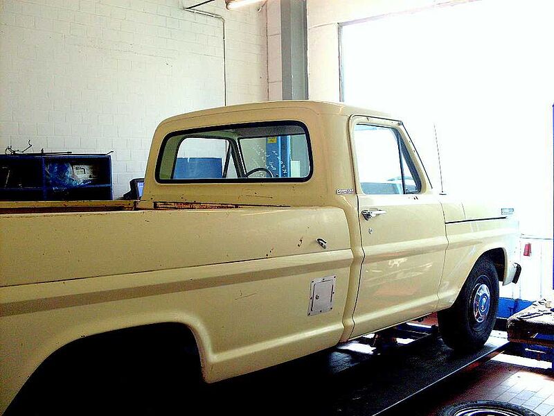 Ford Verkauft: Pickup F 250 V8 Custom Cab. / Klima