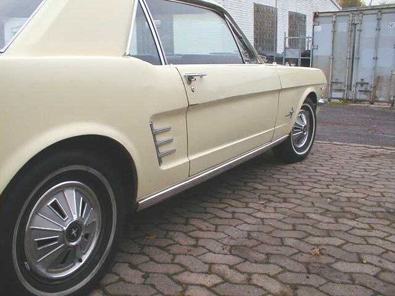 Ford Verkauft : Mustang Coupe V8 - 1966